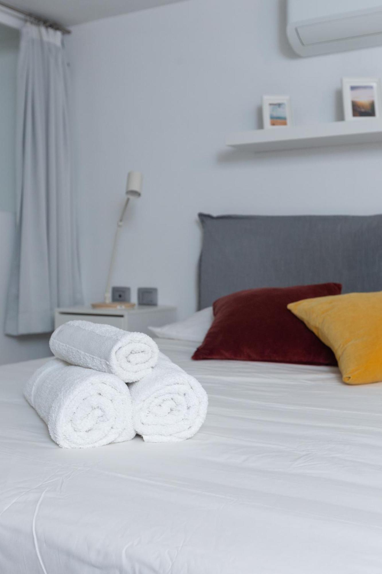 White And Brown Exclusive Loft With Terrace - Free Parking - M2 Station Apartment Milan Luaran gambar