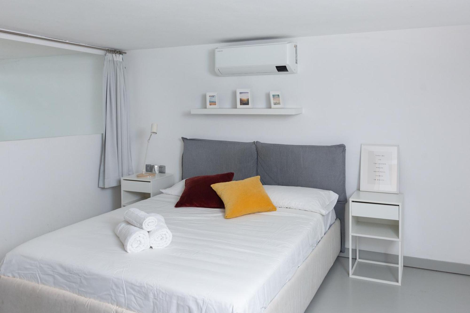 White And Brown Exclusive Loft With Terrace - Free Parking - M2 Station Apartment Milan Luaran gambar
